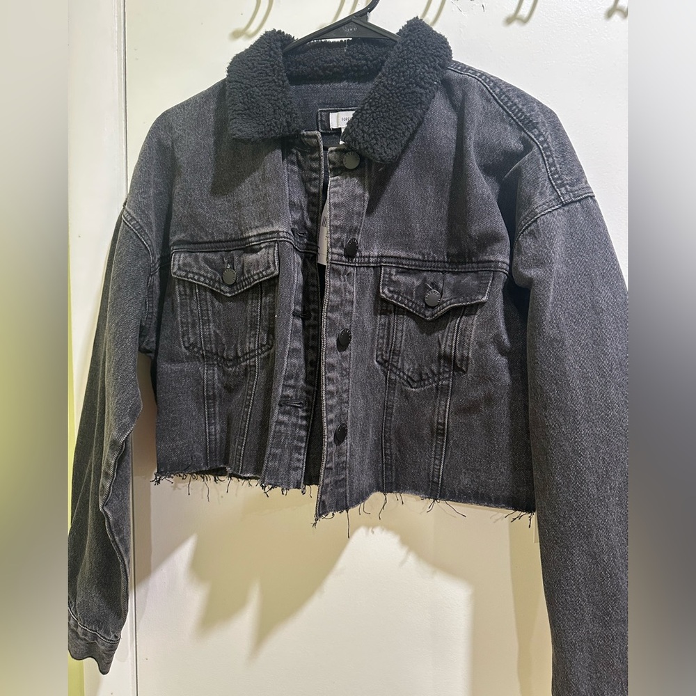 BRAND NEW CROPPED DENIM JACKET WITH FUR COLLAR